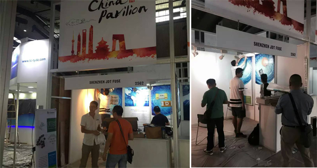 齊心協(xié)力布展中