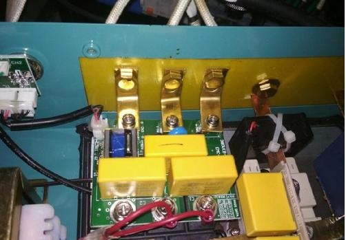 保險(xiǎn)絲安裝在電路中